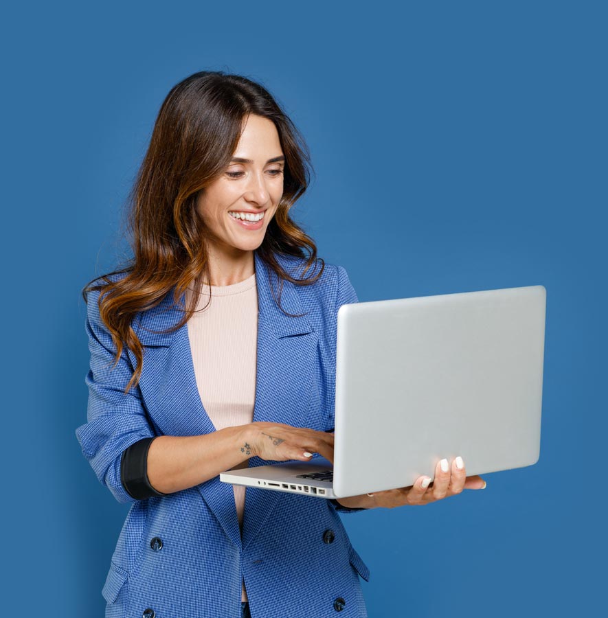 Chargée d'accueil Call and Co assurant l'accueil téléphonique professionnel d'une entreprise
