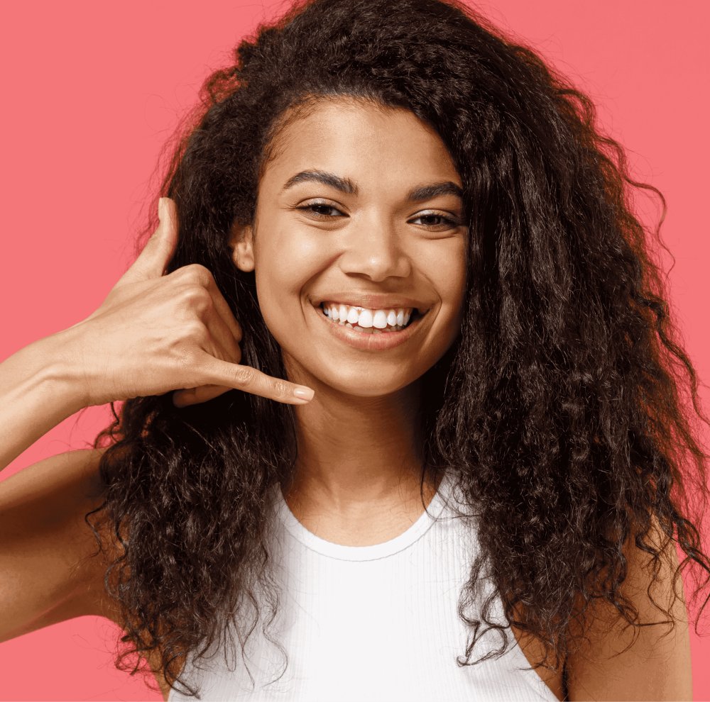 Cliente d'une PME gardant le contact par téléphone grâce à l'accueil Call and Co